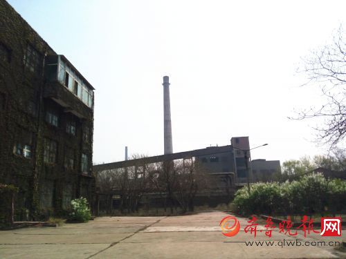 齊魯晚報3月30日訊30日上午，歷城化肥廠小區(qū)舉辦供暖設(shè)施成功改造慶祝大會，慶祝該小區(qū)成功加入了濟(jì)南熱力公司集中供暖，告別了小鍋爐供暖。根據(jù)濟(jì)南市的要求，城區(qū)134臺35噸以下的燃煤供暖鍋爐今冬供暖前必須淘汰升級，將不再供暖。