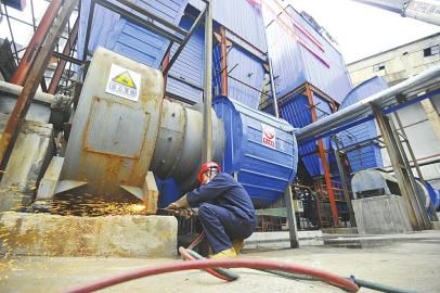 4月4日上午，濟(jì)南熱力正式啟動(dòng)?xùn)|新熱電廠小型鍋爐拆除作業(yè)。