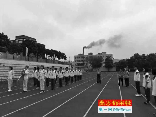 鍋爐黑煙突襲中學(xué) 東莞橡塑公司稱或為霧霾
