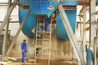 小鴨熱源廠正在進(jìn)行帶式除塵器拆除作業(yè)。潘慶照