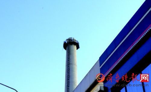 2013年12月15日晨，大煙囪排煙加重了濟南的空氣污染。