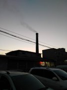 浴池冒黑煙周邊居民不敢開窗 當(dāng)?shù)刈骰貞?yīng)