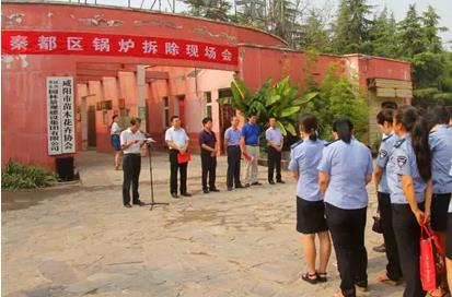 咸陽秦都出動(dòng)大型機(jī)械3臺(tái) 現(xiàn)場(chǎng)拆除30臺(tái)燃煤鍋爐