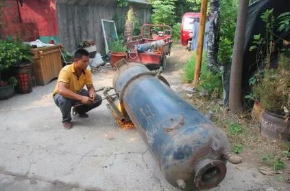 咸陽秦都出動(dòng)大型機(jī)械3臺(tái) 現(xiàn)場(chǎng)拆除30臺(tái)燃煤鍋爐